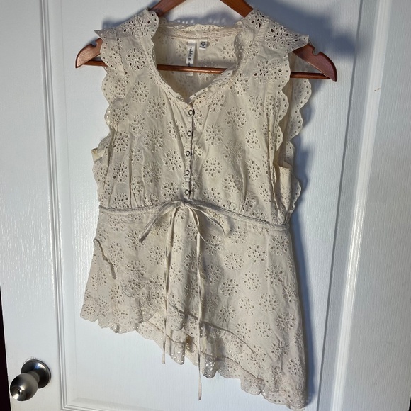 robbi & nikki eyelet lace top - Picture 2 of 13